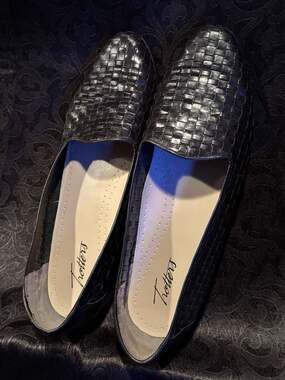 Trotters Womens “Liz” Woven Leather Loafers